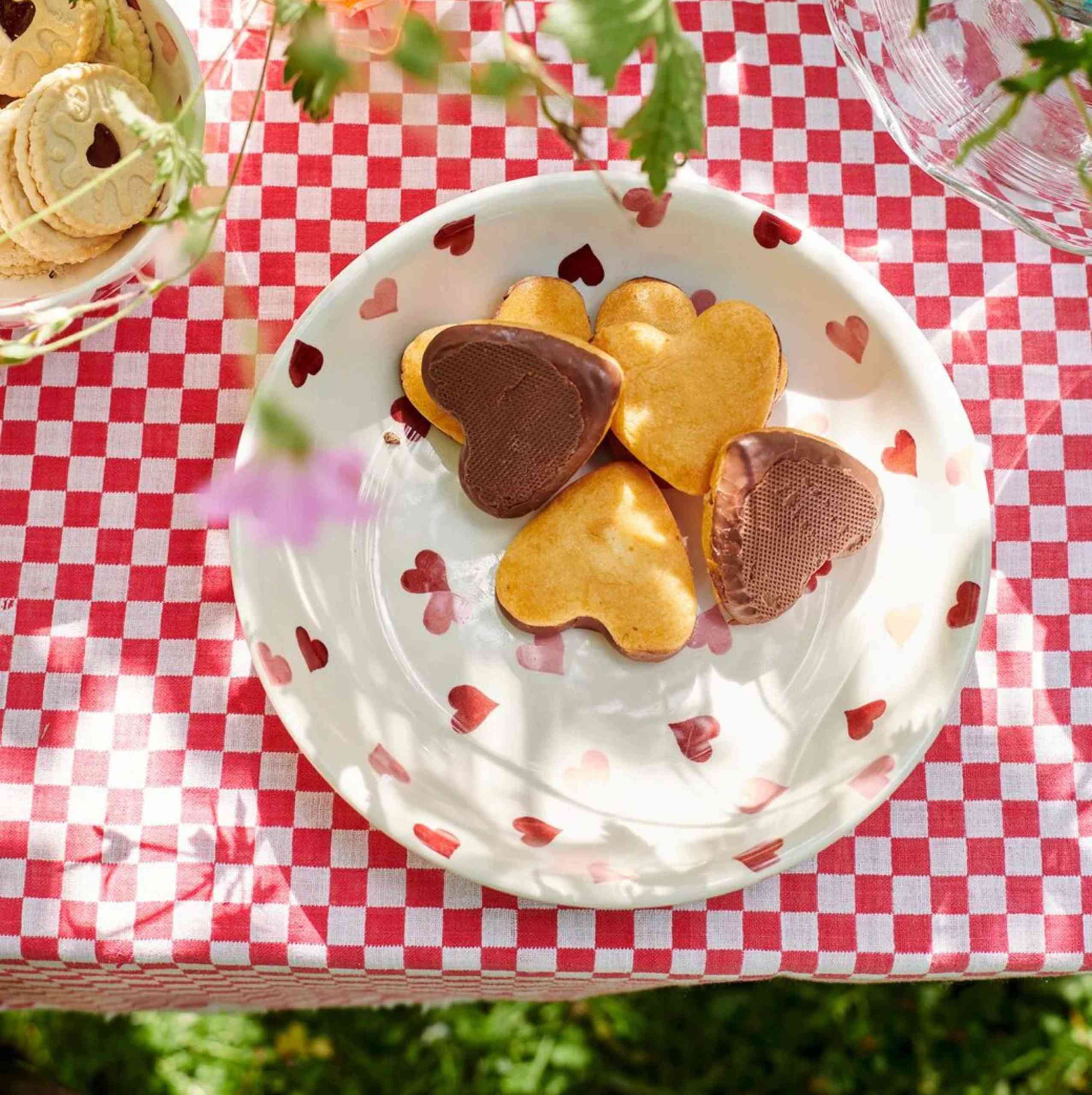 emma-bridgewater-pink-hearts-medium-pasta-bowl