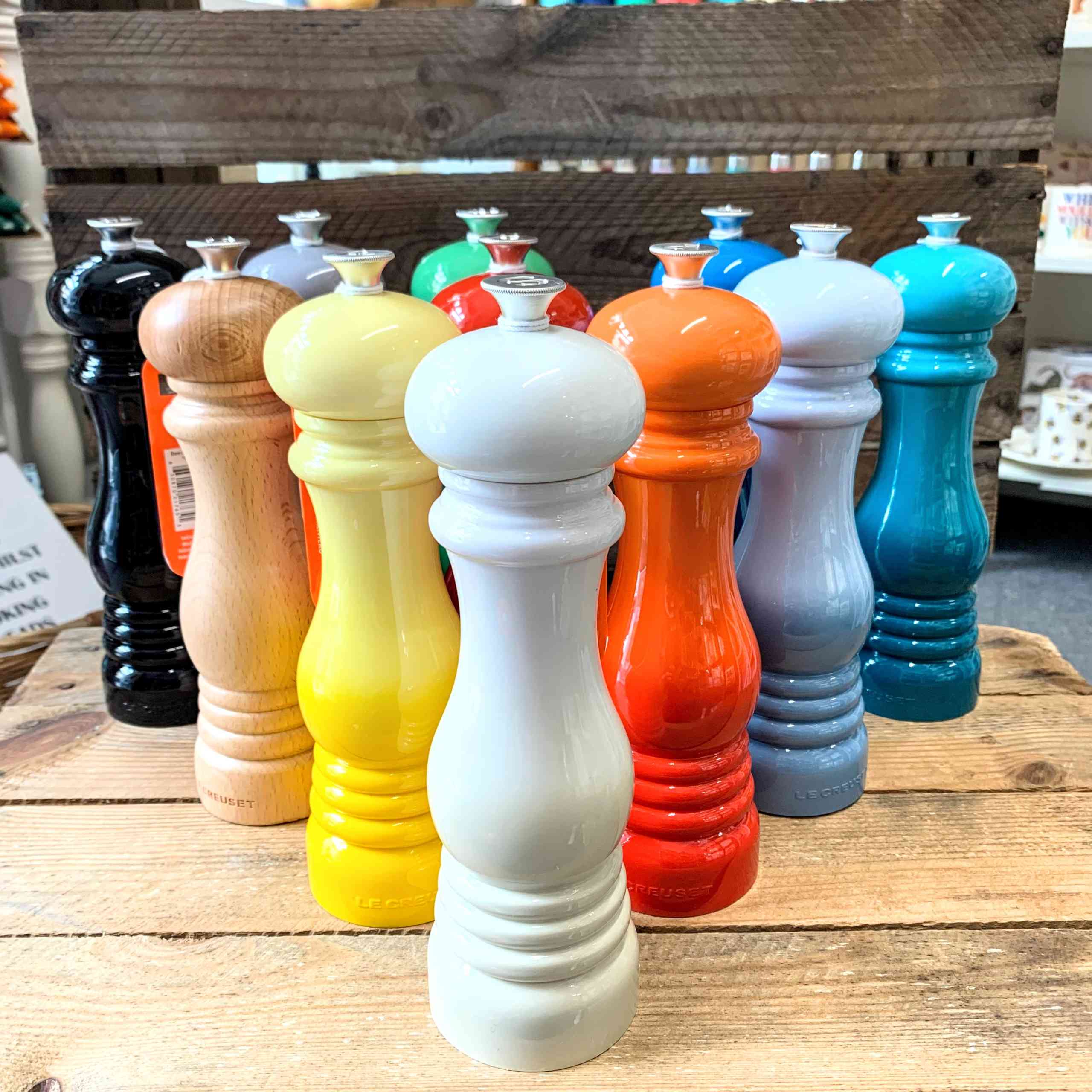 le-creuset-salt-and-pepper-mills-main