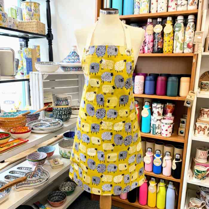 ulster-weavers-dotty-sheep-wipeable-oilcloth-pvc-apron