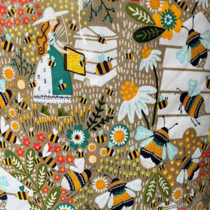 ulster-weavers-wipeable-oilcloth-pvc-apron-3-bee-keeper