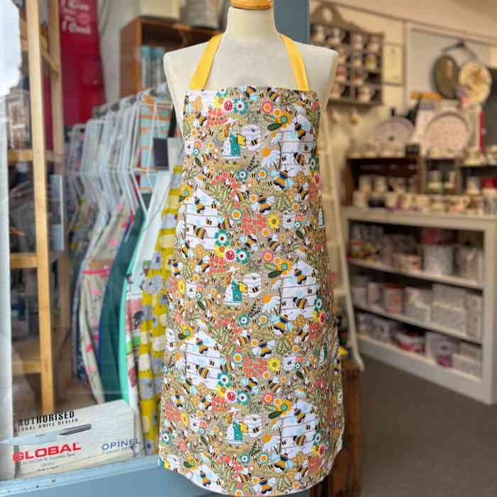 ulster-weavers-wipeable-oilcloth-pvc-apron-3-bee-keeper