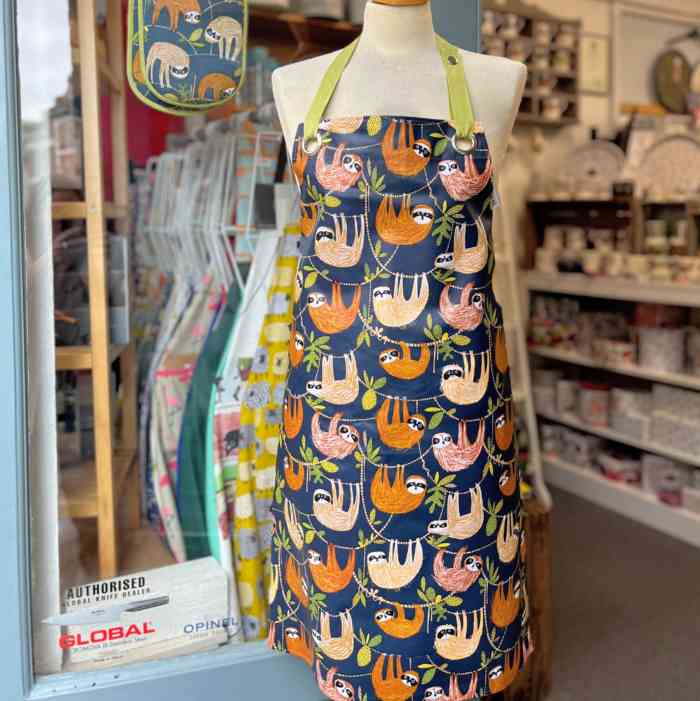 ulster-weavers-wipeable-oilcloth-pvc-apron-sloth