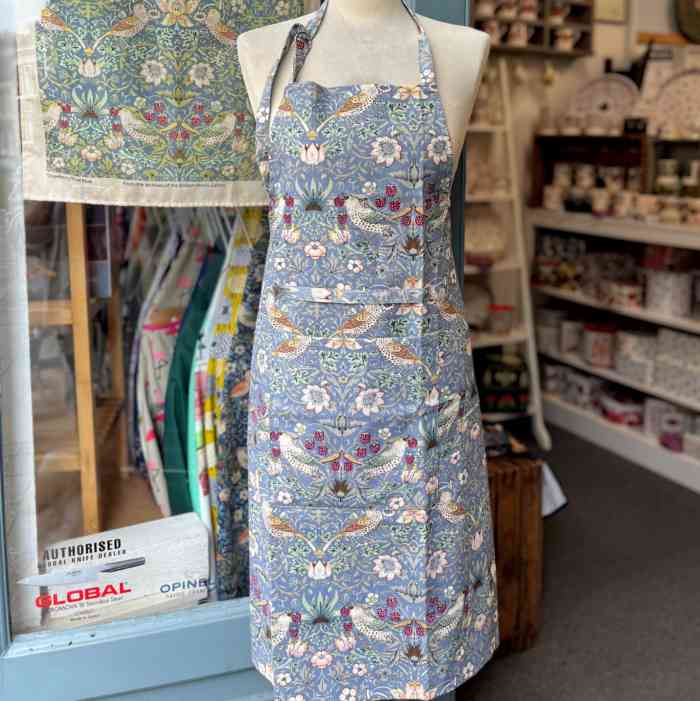 william-morris-strawberry-thief-100-cotton-adjustable-halter-apron-blue