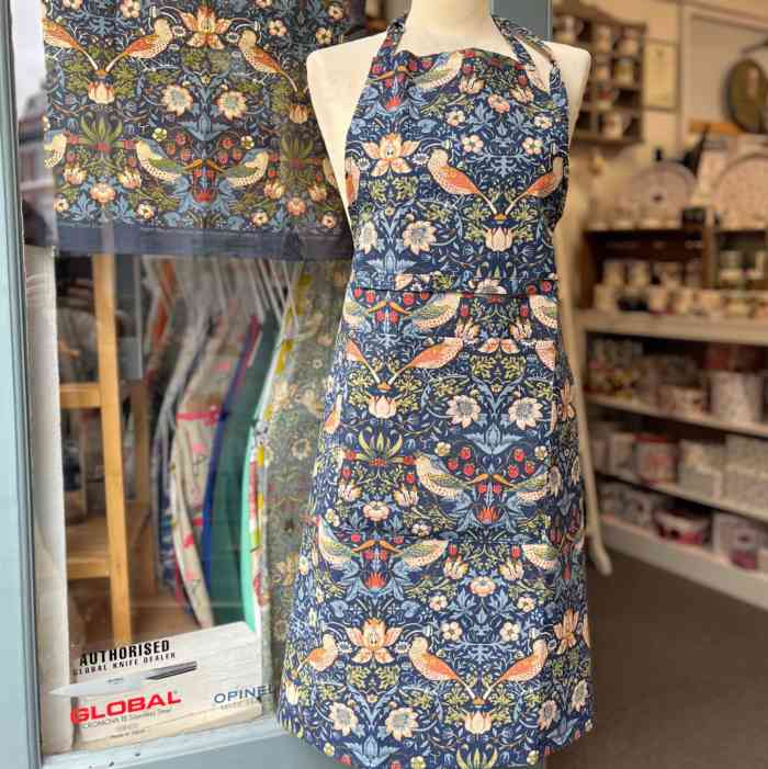 william-morris-strawberry-thief-100-cotton-adjustable-halter-apron-navy