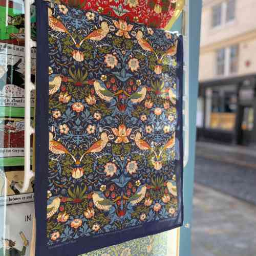 william-morris-strawberry-thief-100-cotton-tea-towel-navy