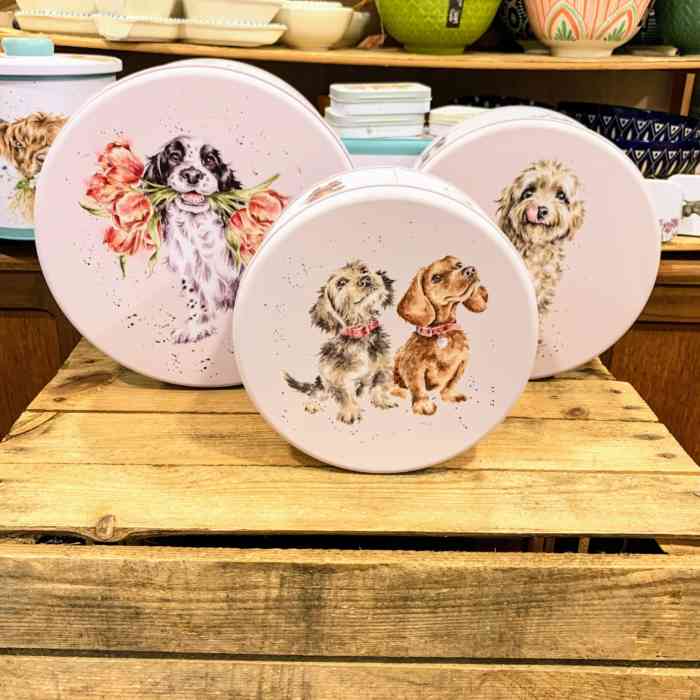 wrendale-its-a-dog-life-dog-round-cake-tins-by-hannah-dale-3-sizes
