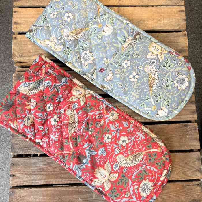 william-morris-strawberry-thief-cotton-double-oven-gloves