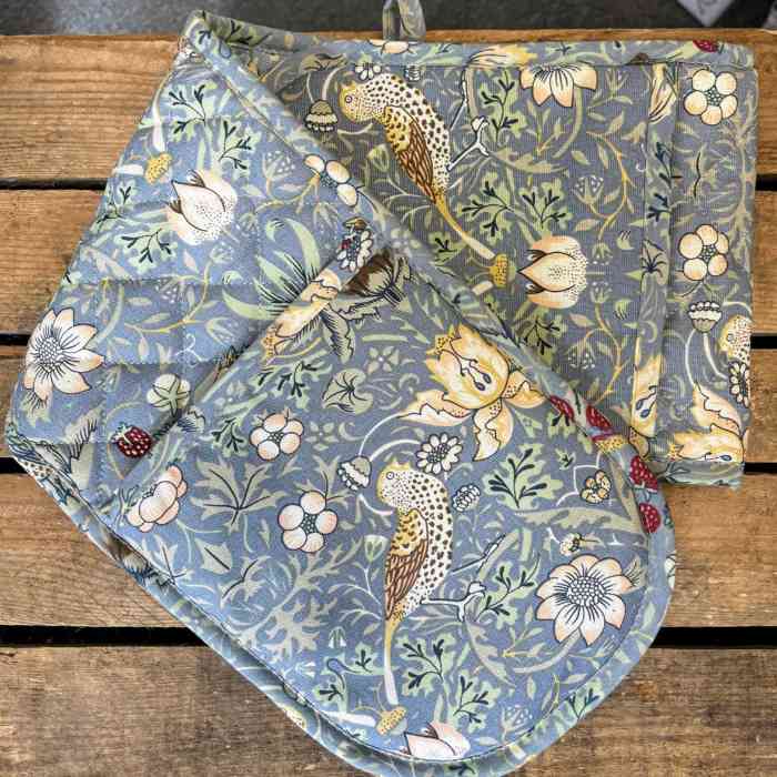 william-morris-strawberry-thief-cotton-double-oven-gloves