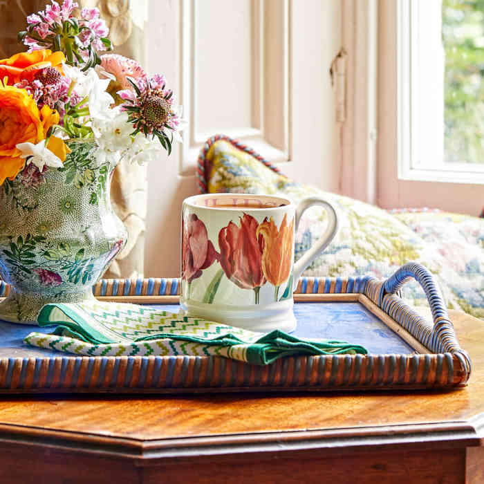 emma-bridgewater-flowers-tulips-half-pint-mug-lifestyle