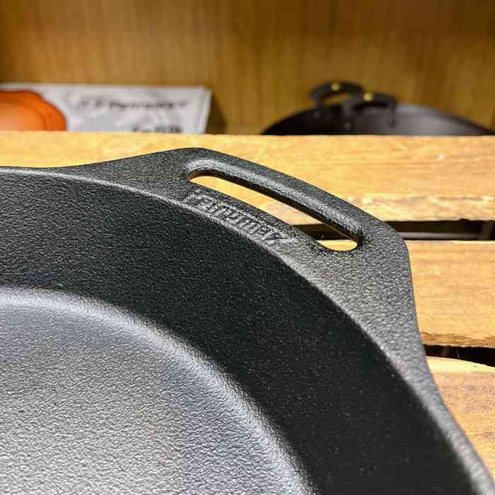 petromax-cast-iron-two-handled-skillet