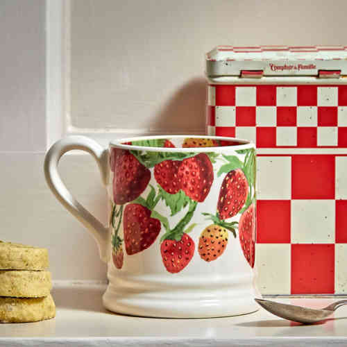 emma-bridgewater-strawberries-half-pint-mug