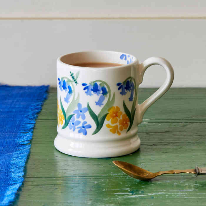 emma-bridgewater-bluebells-half-pint-mug-1blu010002-lifestyle