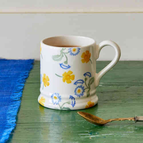 emma-bridgewater-buttercup-and-daisies-half-pint-mug-1btu010002-lifestyle