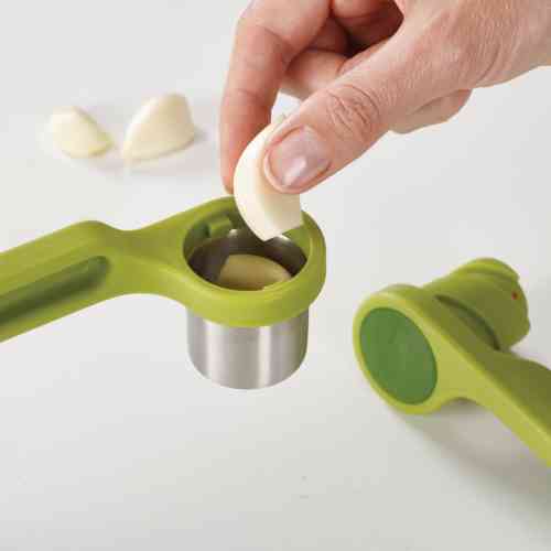 joseph-joseph-helix-garlic-press