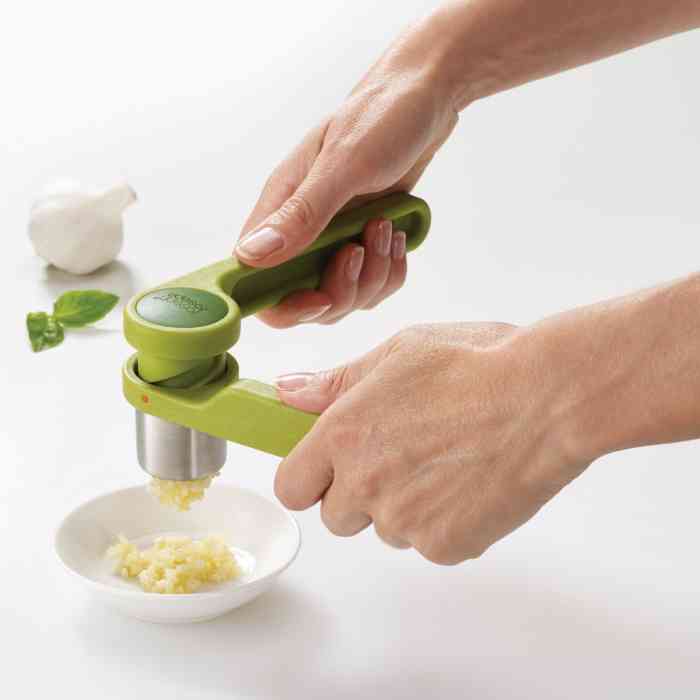 joseph-joseph-helix-garlic-press