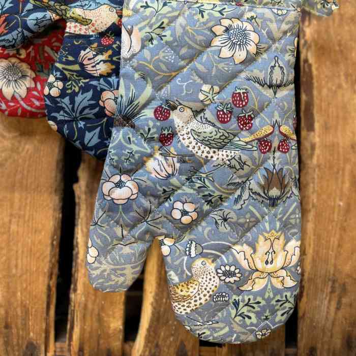 william-morris-strawberry-thief-cotton-single-oven-glove-3-colours