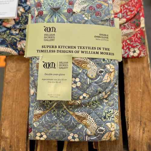 william-morris-strawberry-thief-cotton-double-oven-gloves