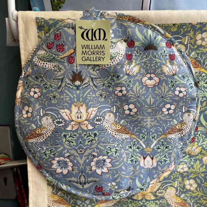 william-morris-strawberry-thief-cotton-hob-cover-blue