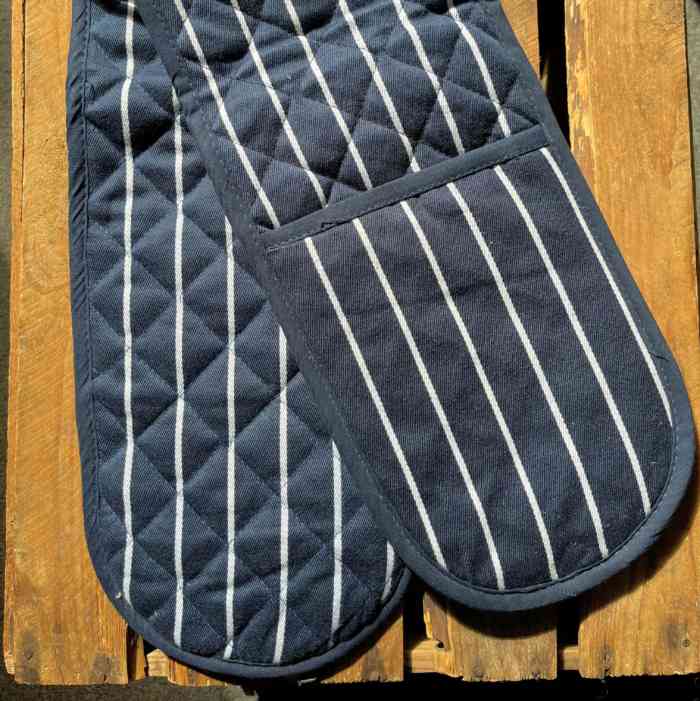 buthcers-navy-stripe-double-oven-glove