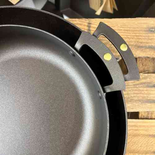 netherton-foundry-spun-iron-chefs-prospector-pans