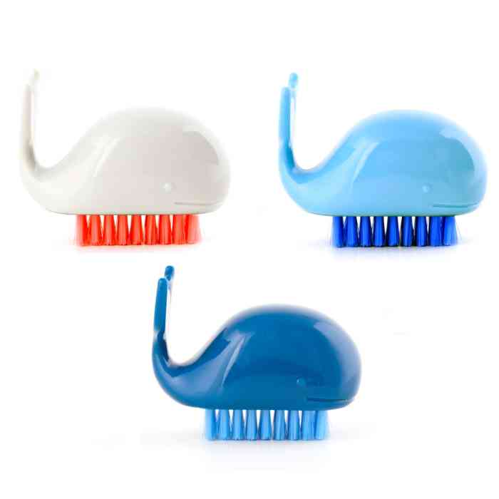 kikkerland-whale-nail-brush