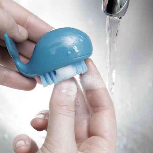 kikkerland-whale-nail-brush