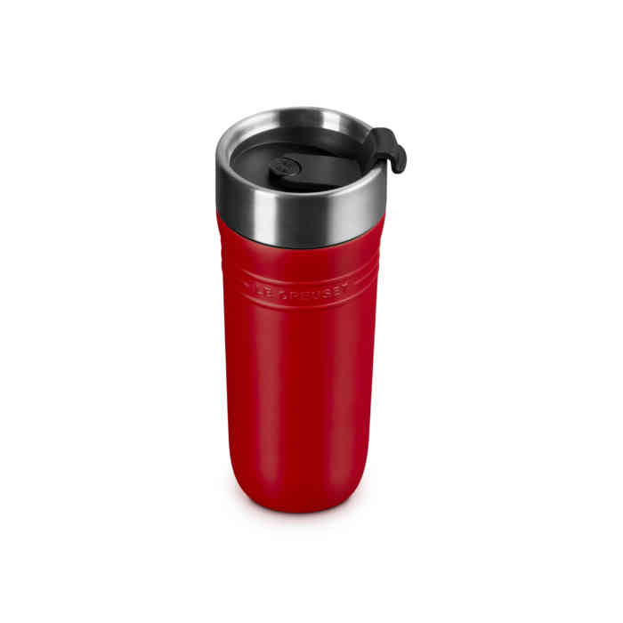 le-creuset-on-the-go-travel-mug-cerise