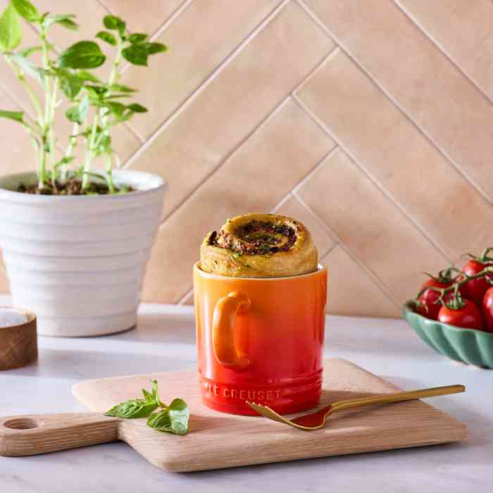 le-creuset-stoneware-mug-350ml-volcanic-lifestyle
