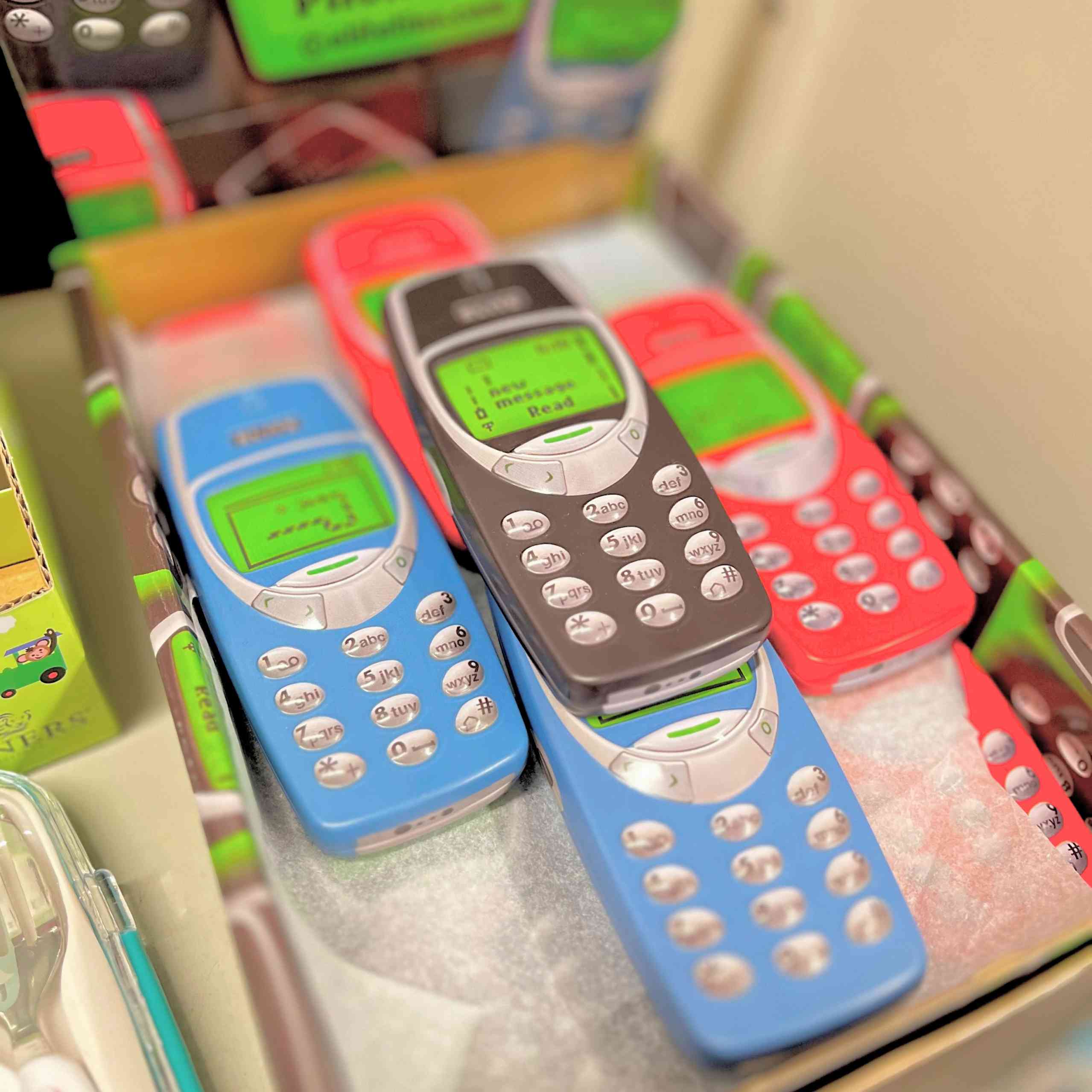 retro-mobile-phone-tin-3-colours