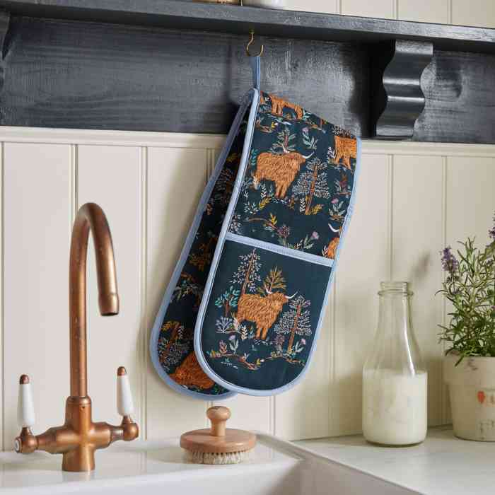 Ulster Weavers Connie the Cow Double Oven Glove - Image 2