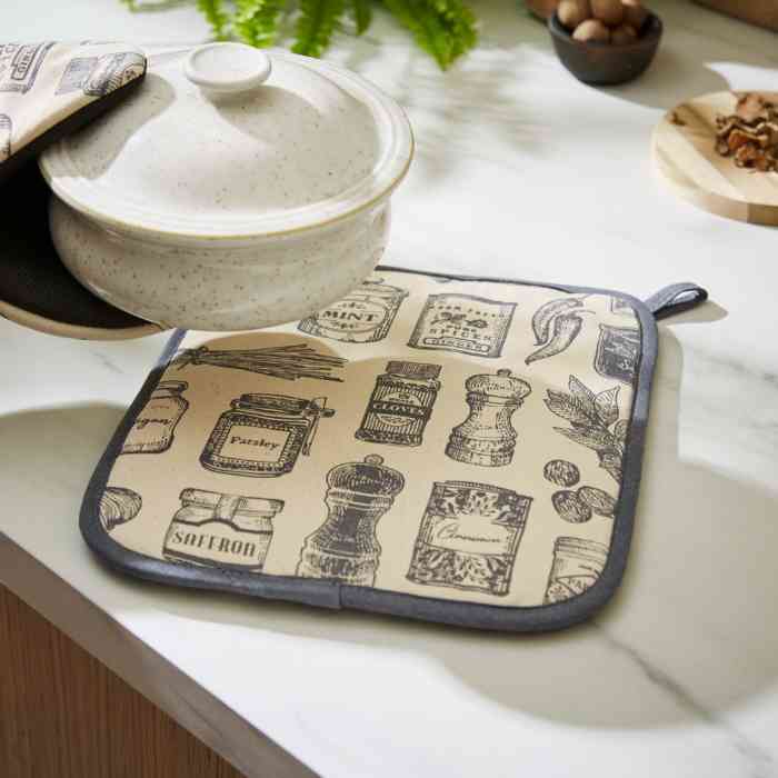 ulster-weavers-herbs-and-spices-pot-mitt