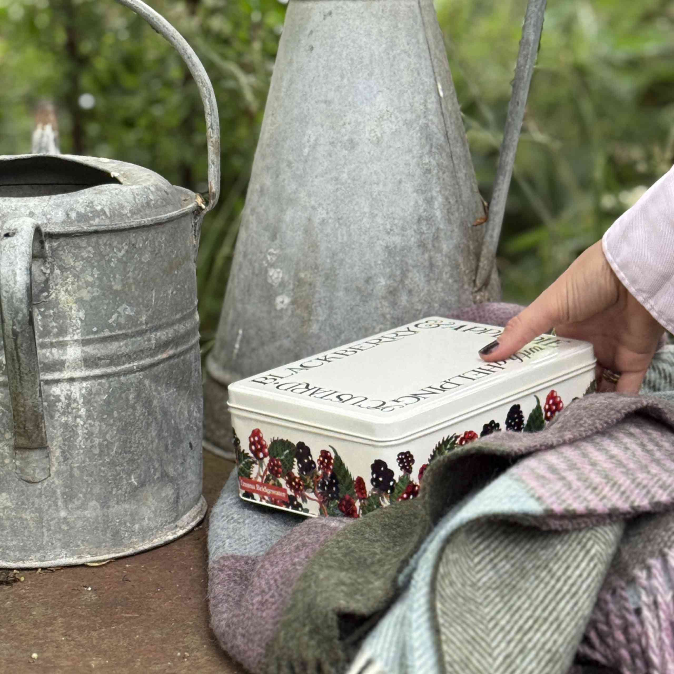 Emma Bridgewater Blackberry Medium Shallow Tin - Image 2
