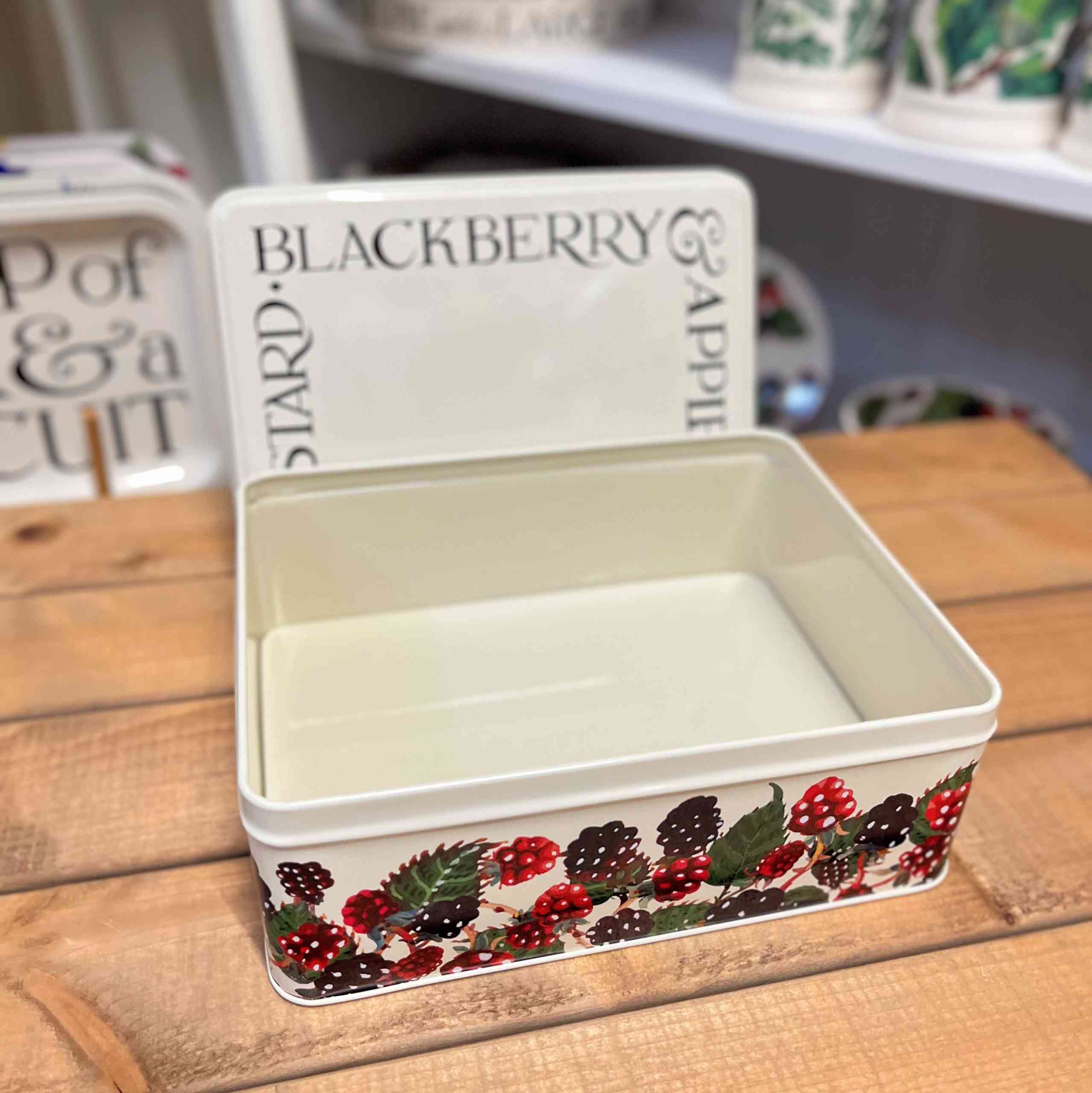 emma-bridgewater-blackberry-medium-shallow-tin