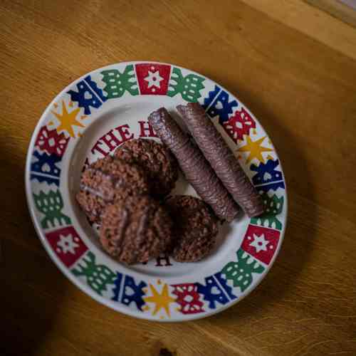 emma-bridgewater-christmas-crackers-8½-inch-plate